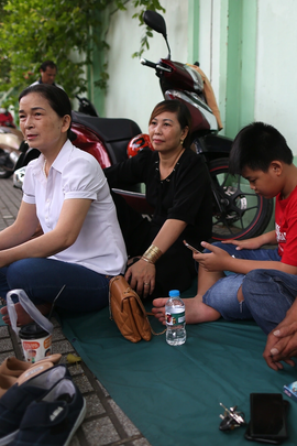 Phụ huynh đứng ngồi không yên ở cổng trường chờ con thi tốt nghiệp THPT