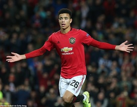 Đại thắng 4-0, Man Utd giành ngôi đầu bảng