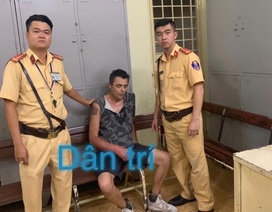 Người đàn ông ngoại quốc nghi dùng dao cướp tài sản ở cửa hàng tiện lợi Người đàn ông ngoại quốc nghi dùng dao cướp tài sản ở cửa hàng tiện lợi