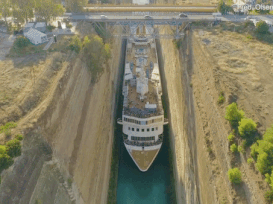 Thót tim nhìn cảnh du thuyền khổng lồ vượt xuyên qua kẽ hở siêu hẹp