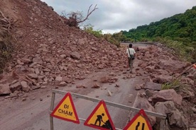 Landslide blocks access to La Lay International Border Gate in Quang Tri