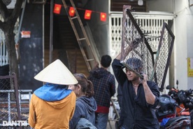 HCM City apartment residents dismantle metal cages after tragic fire