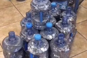 10 năm bán hàng rong, người đàn ông vác 20 bình tiền xu đi mua căn hộ