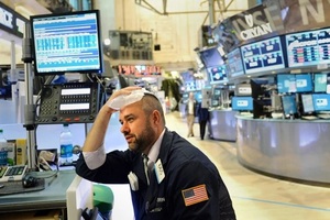 Chứng khoán Mỹ "đỏ rực" phiên cuối tuần, Dow Jones tụt gần 500 điểm