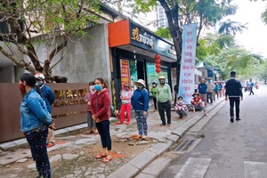 3 “cây ATM gạo” tại Huế “vật lộn” với lượng người đến quá đông