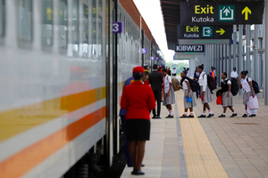Nền kinh tế bị Covid-19 tấn công, Kenya buộc phải đàm phán lại nợ với Trung Quốc