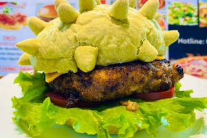 Bánh Hamburger mang hình virus corona cháy hàng