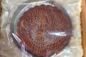 Bánh trung thu siêu to khổng lồ, nặng 4kg, cả nhà ăn không hết