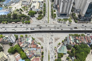 Giá căn hộ vẫn leo thang qua các tháng dù giao dịch giảm