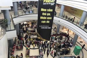 Black Friday: Xếp hàng 20 phút để thanh toán, ô tô không còn chỗ đậu