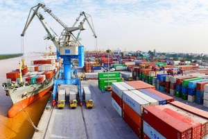 Bủa vây khó khăn vì Covid-19, kinh tế Việt Nam sắp tới “trông chờ" vào đâu?