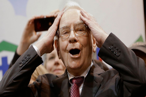 Cách ly xã hội mùa dịch Covid-19, tỷ phú Warren Buffett 7 tuần không cắt tóc, đeo cà vạt