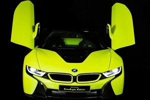 Cận cảnh chiếc BMW i8 Roadster màu xanh neon độc nhất vô nhị