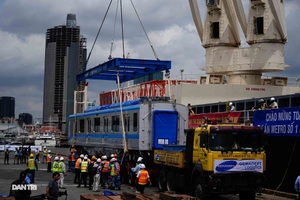 Cận cảnh dàn xe siêu trường siêu trọng chở tàu metro số 1 về điểm tập kết