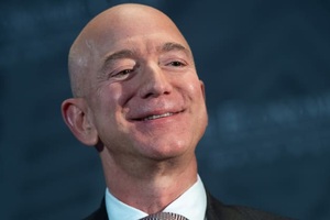 CEO Amazon lấy lại ngôi giàu nhất thế giới