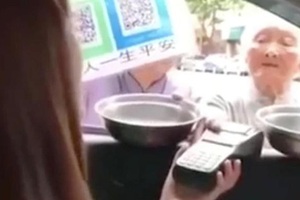 Chê tiền mặt, ăn mày Trung Quốc đòi tiền qua thẻ ATM, ví điện tử