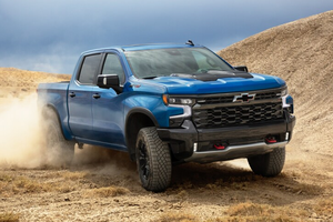 Chevrolet Silverado ZR2 ra mắt, đối đầu Ford F-150 Raptor 2022