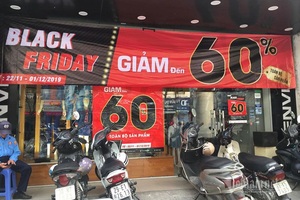 Chỉ có ở Việt Nam, hàng bánh vỉa hè tưng bừng Black Friday