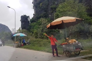 Chính quyền manh tay dẹp, “thịt dê bụi bẩn” vẫn bán tràn lan ở Tràng An