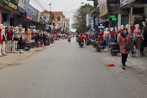 Chợ Ninh Hiệp vắng vẻ, tiểu thương ngồi chơi cả ngày vì không có hàng