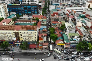 Choáng ngợp "rừng" cao ốc chen chúc trên đoạn đường dài gần 1km ở Hà Nội