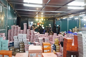Chủ tịch Lào Cai đề nghị truy trách nhiệm vụ kho hàng lậu thu chục tỷ/tháng