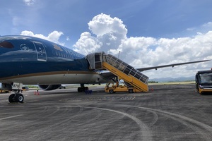 Chuyến bay đầu tiên chở hơn 300 người Việt từ châu Phi về nước