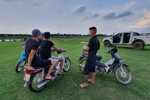 Có hay không khoản “phí lạ” trên bãi sông Hồng?