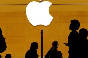 “Cú bắt tay” lịch sử giữa Apple, Samsung nói lên điều gì