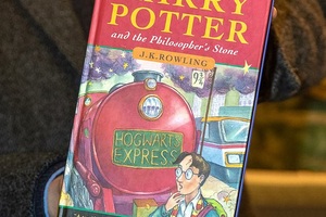 Cuốn Harry Potter bị lãng quên trong nhà kho bất ngờ có giá hơn 1,5 tỷ đồng
