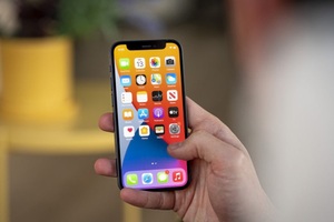 Đại lý đua nhau xả hàng, giá bán iPhone 12 Mini "chạm đáy" tại Việt Nam