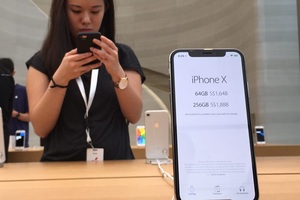 Dân buôn trông chờ vào "cánh cửa hẹp" để đưa iPhone 12 về Việt Nam