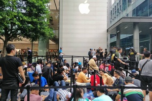 Dân buôn Việt Nam nằm la liệt, đói lả trước cửa hàng Apple Store ở Singapore