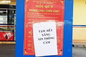 Dân đổ xô mua xăng về tích trữ vì giá siêu rẻ, cửa hàng treo biển “tạm hết"