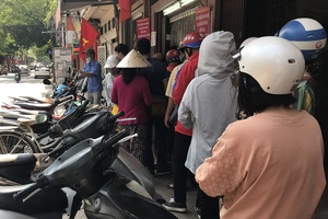 Dân Thủ đô như về thời bao cấp: Xếp hàng, chờ tới lượt mua bánh cúng rằm