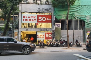 Đập lợn của con, vay tiền đi mua sắm Black Friday vì lương chưa về