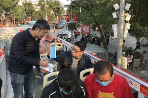 Dịch Corona: Hà Nội phát miễn phí khẩu trang cho du khách