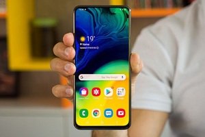 Điện thoại Samsung giảm nửa giá sau một năm