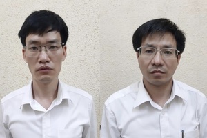 Đình chỉ chức vụ 3 cán bộ hải quan "bảo kê" xuất hàng lậu sang Trung Quốc