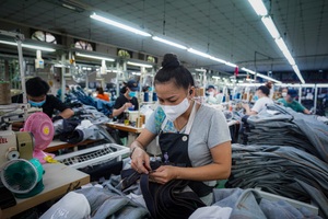Doanh nghiệp xoay xở kiếm tiền, giữ người bằng thưởng Tết "như năm trước"