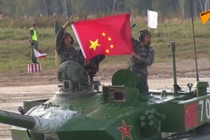 Đội tăng Trung Quốc cầm cờ ngược trong màn mừng chiến thắng tại Army Games