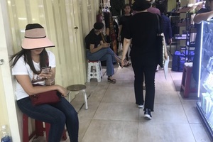 Đóng cửa hàng loạt ở trung tâm mua sắm sầm uất nhất Sài Gòn, điều gì xảy ra?