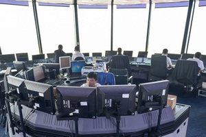 “Đột nhập” nơi kiểm soát những chuyến bay trên vùng trời quan trọng nhất Việt Nam