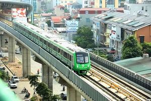 Tổng thầu đường sắt Cát Linh - Hà Đông tự ý cho người dân lên tàu