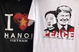 Dựa hơi cuộc gặp Trump – Un bán trăm áo phông/ngày; bà nội trợ săn nấm 10 triệu đồng/kg ăn dần