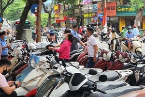 Đứng đếm vàng 15 phút, khách "sốc" tại chỗ vì giá "tụt dốc không phanh"!