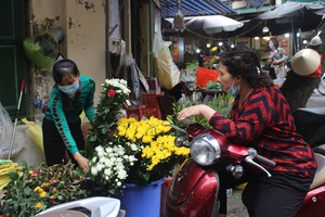 Gà ngậm hoa hồng đắt khách tại "chợ nhà giàu" Hà Nội ngày Rằm tháng Giêng