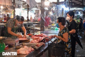 Giá lợn xuống thấp: Khách mua mừng vui, người nuôi "ốm đòn"