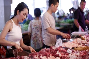 Giá thịt lợn bị "thổi" lên gần 300.000 đồng/kg, người dân "sợ", tiểu thương "khóc ròng"