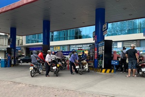 Giá xăng dầu bất ngờ "đứng im" sau 4 phiên tăng liên tiếp